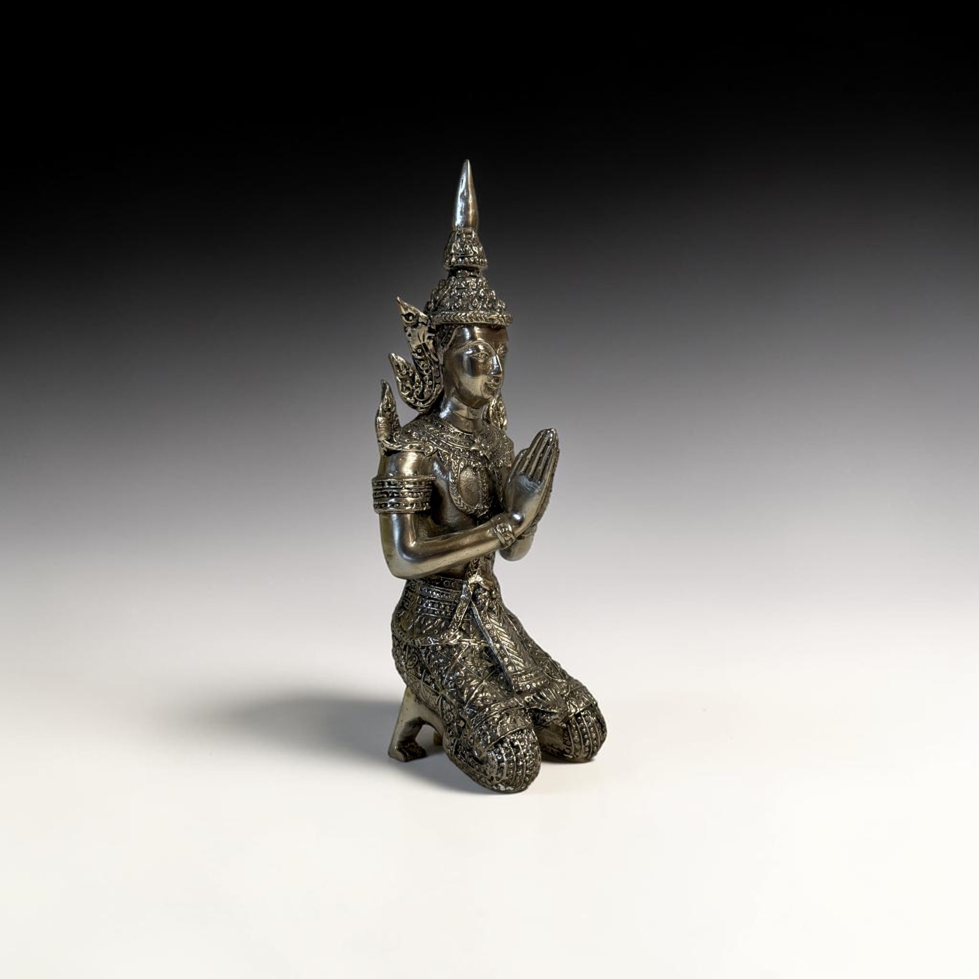 Thailand Tempelwächter aus Bronze – Kniende Thepphanom Figur (17,5 cm)