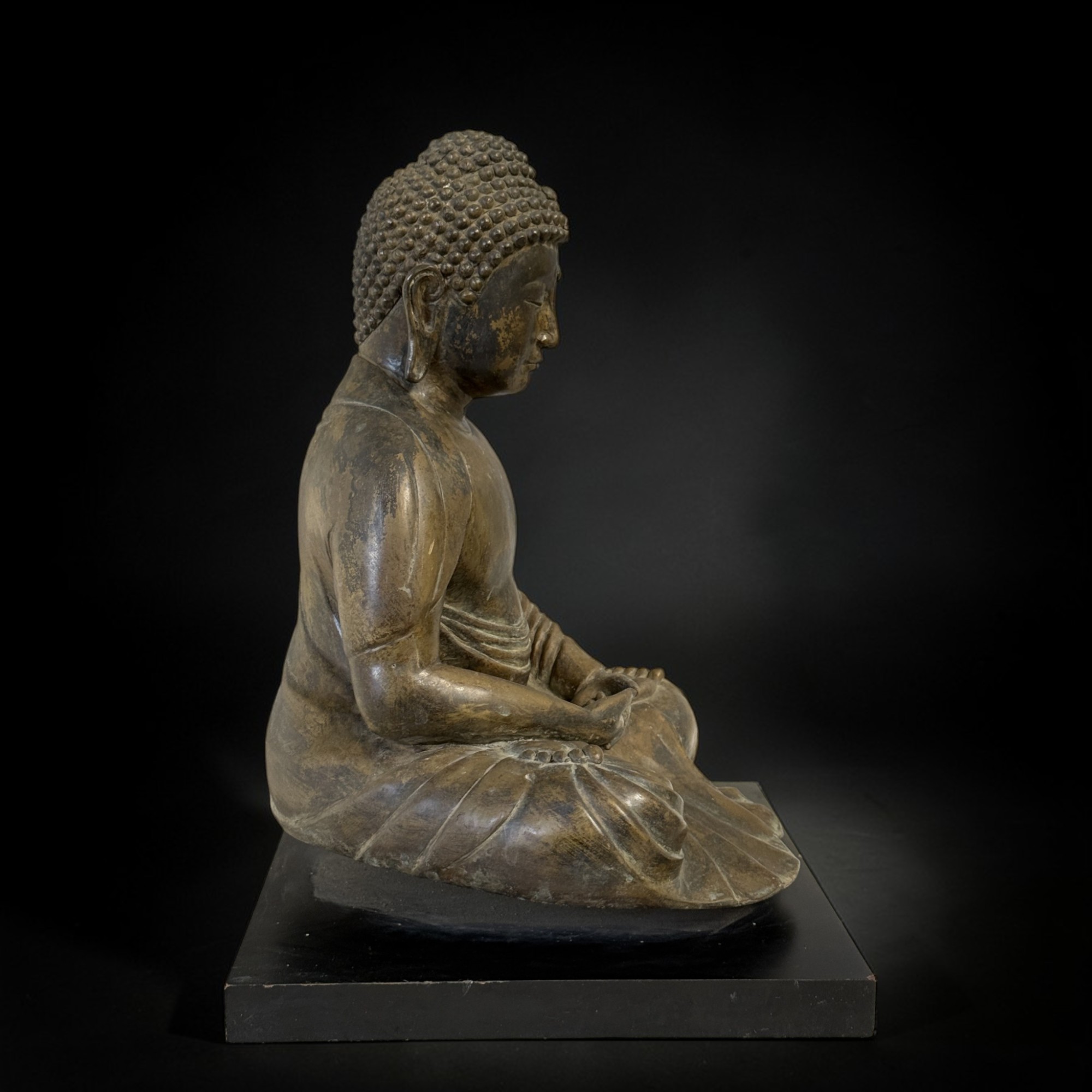 Daibutsu Kamakura Amida Buddha Bronze Skulptur auf Holzplatte – 41 cm