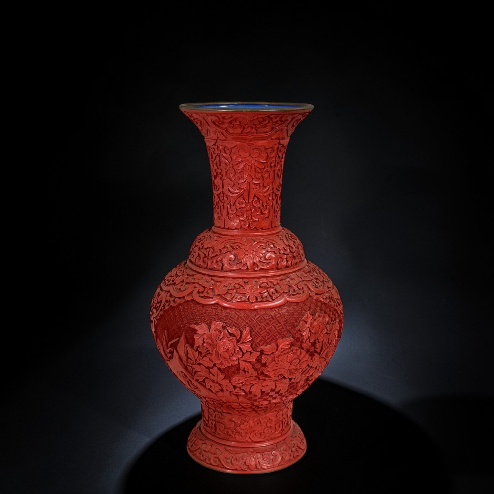 Chinesische Zinnoberlack-Vase – 38 cm, florale Schnitzerei, ca. 1990er Jahre