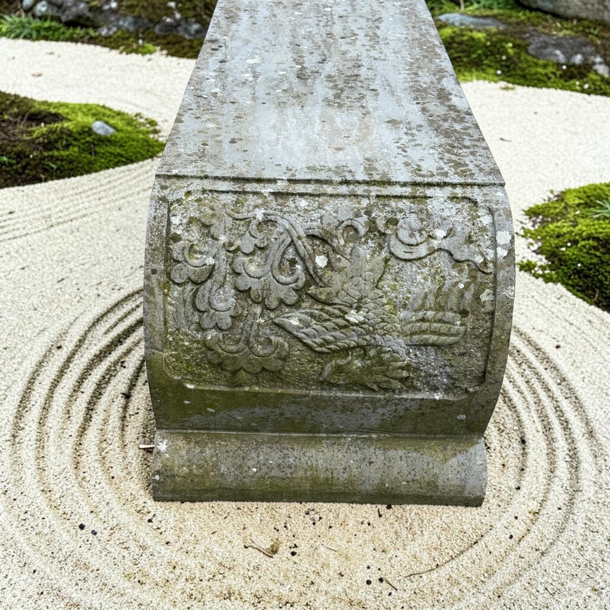 Bluestone Opiumbank mit Phönix-Relief – Alte Naturstein Gartenbank 120 cm