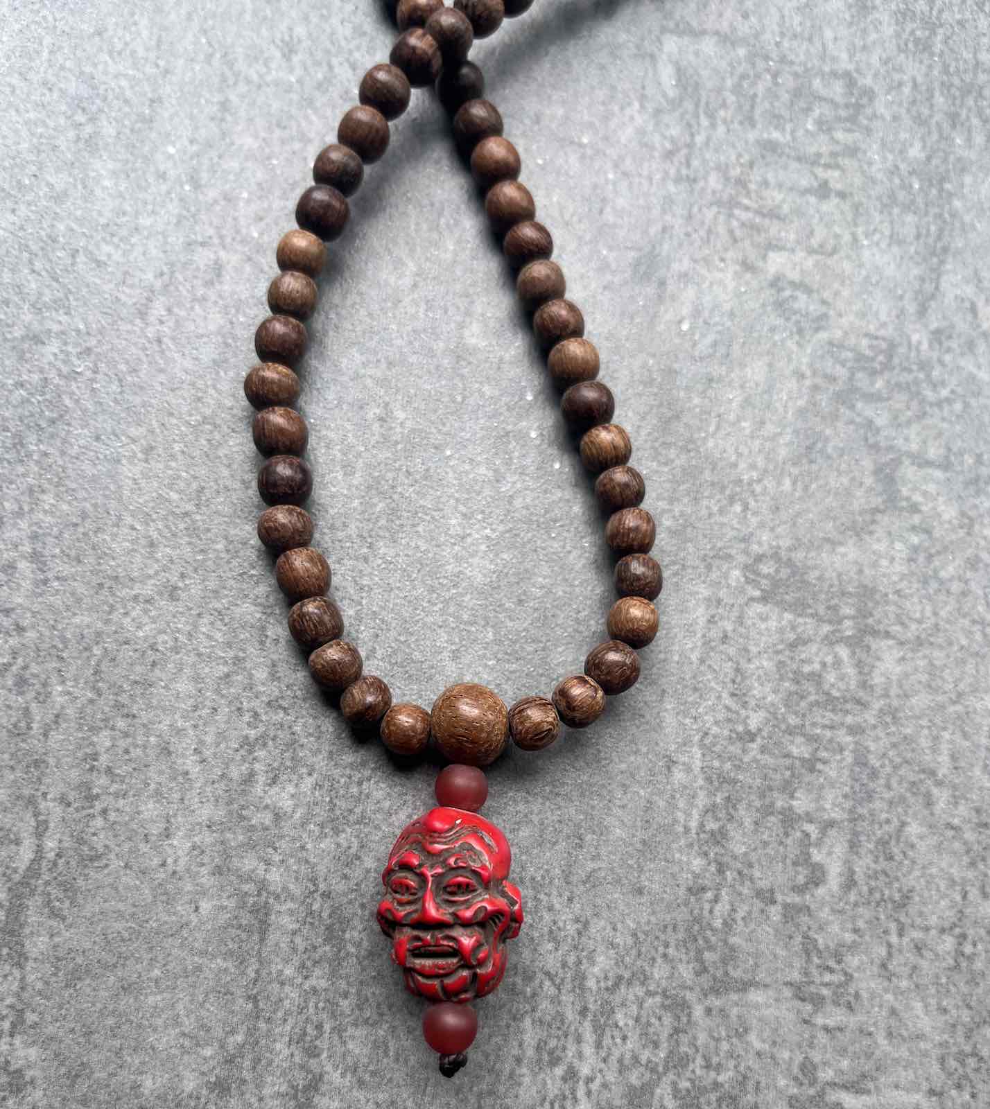 Buddhistische Halskette mit Arhat/Luohan Kopf - Huang Huali Holz