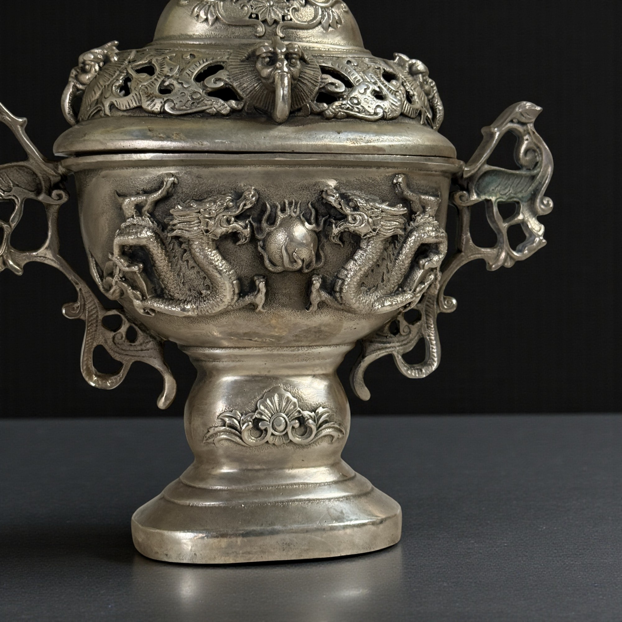 Drachen Räuchergefäß aus Bronze mit Tempellöwen aus China