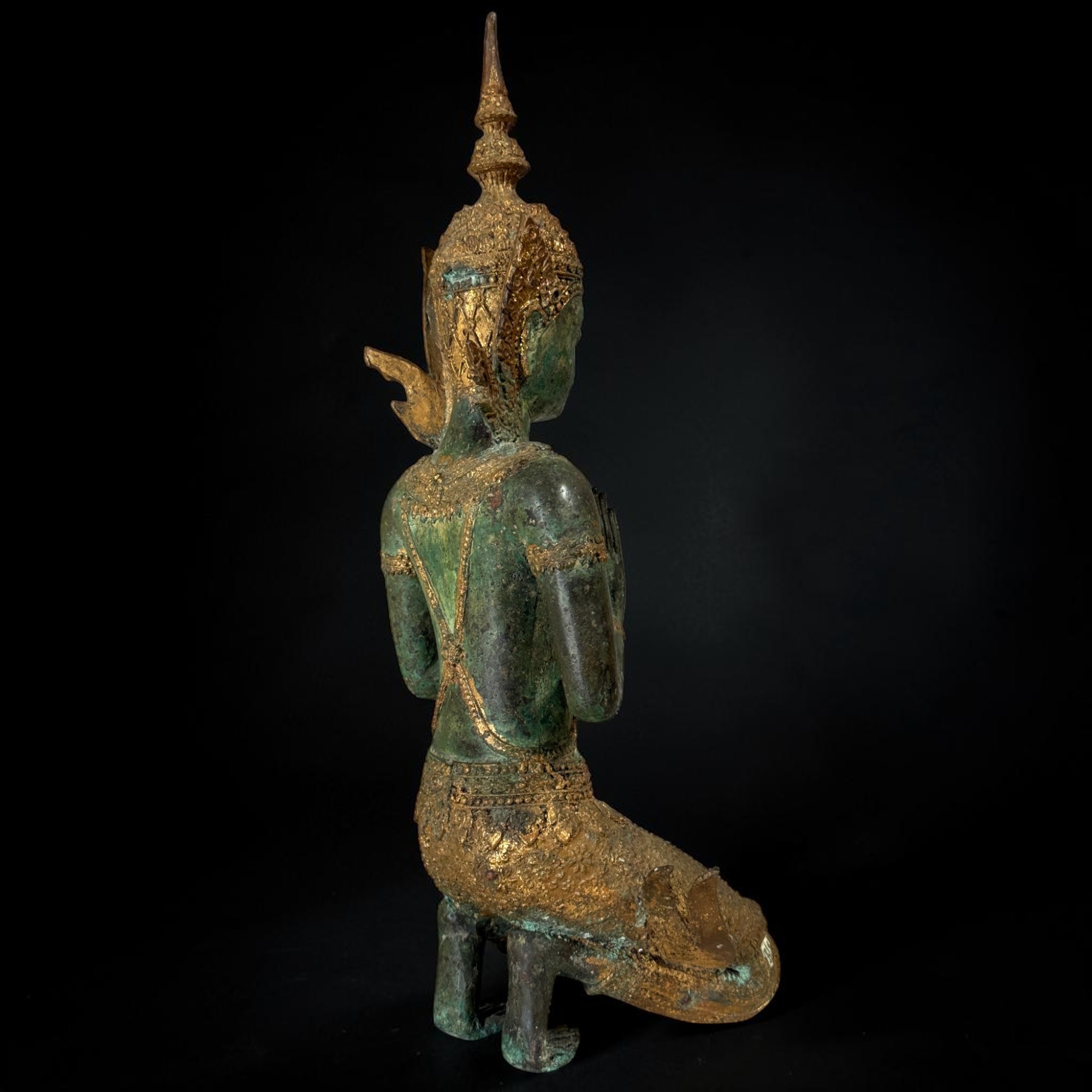 Thailändischer Tempelwächter Bronze Figur mit Namaste Mudra, alte Patina