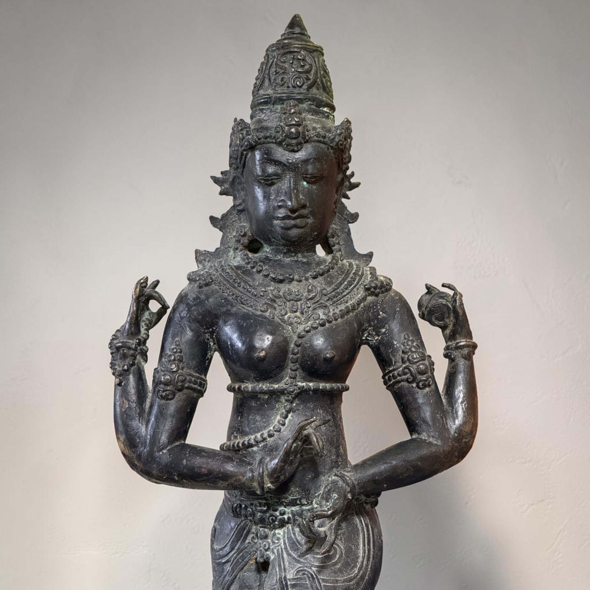 Indische Bronze Statue Devi Shakti im Chola Stil - 106 cm groß