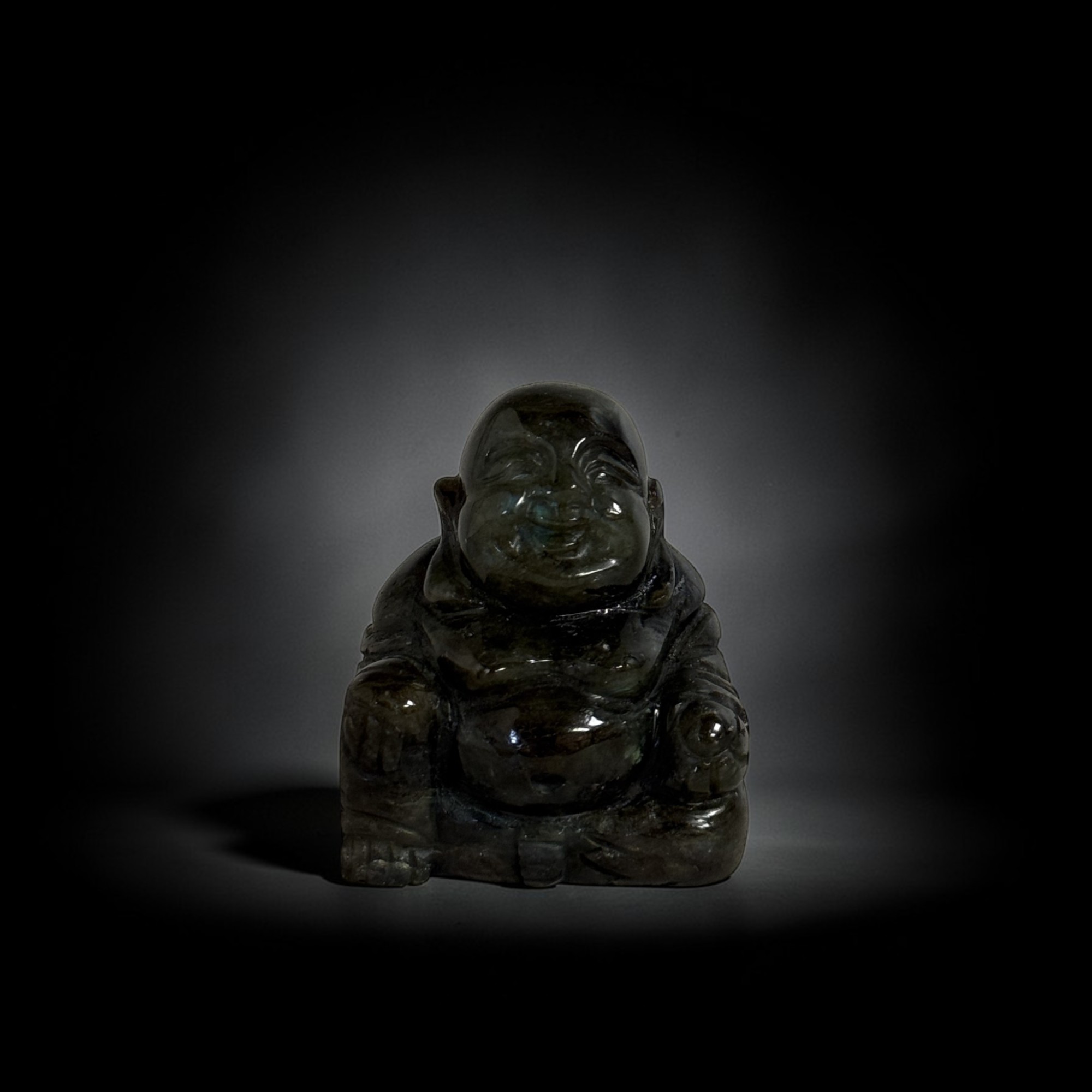 Happy Budai aus Labradorit – Glücksbuddha Edelstein Skulptur