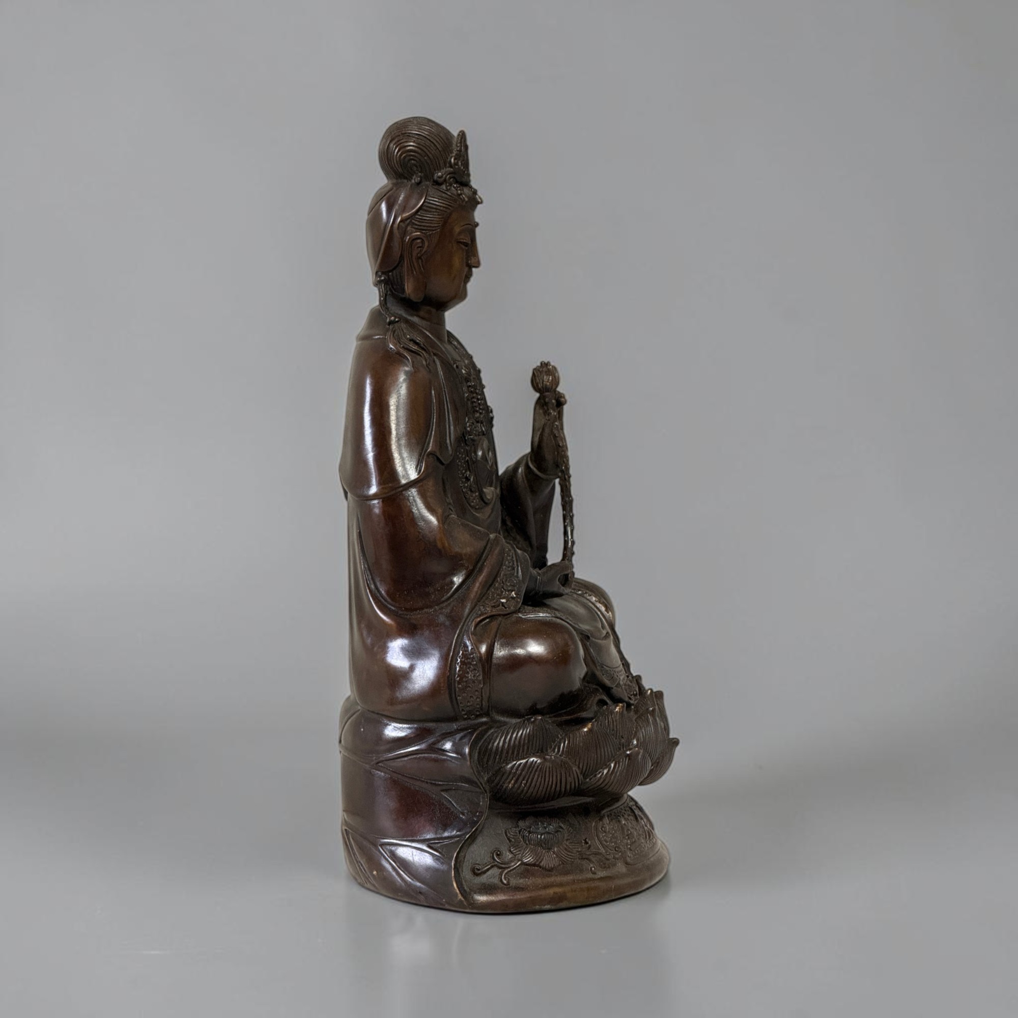 Guanyin Bronze Figur Bodhisattva auf Lotussockel China 34cm