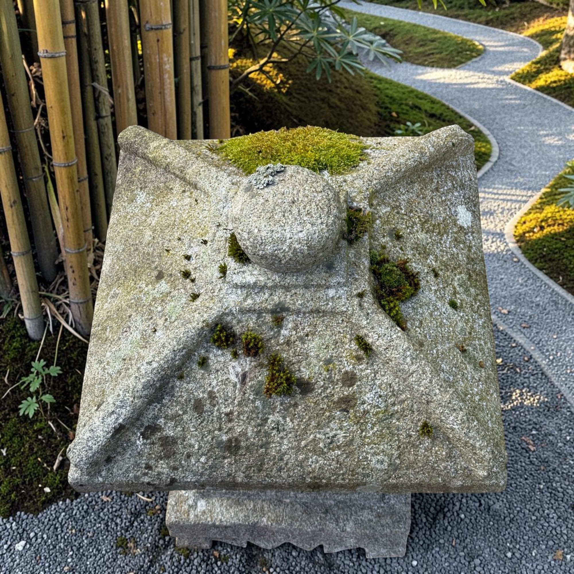 Alte Japanische Steinlaterne Granit 62cm - Ikekomi-Stil - Bemoost & Frostfest