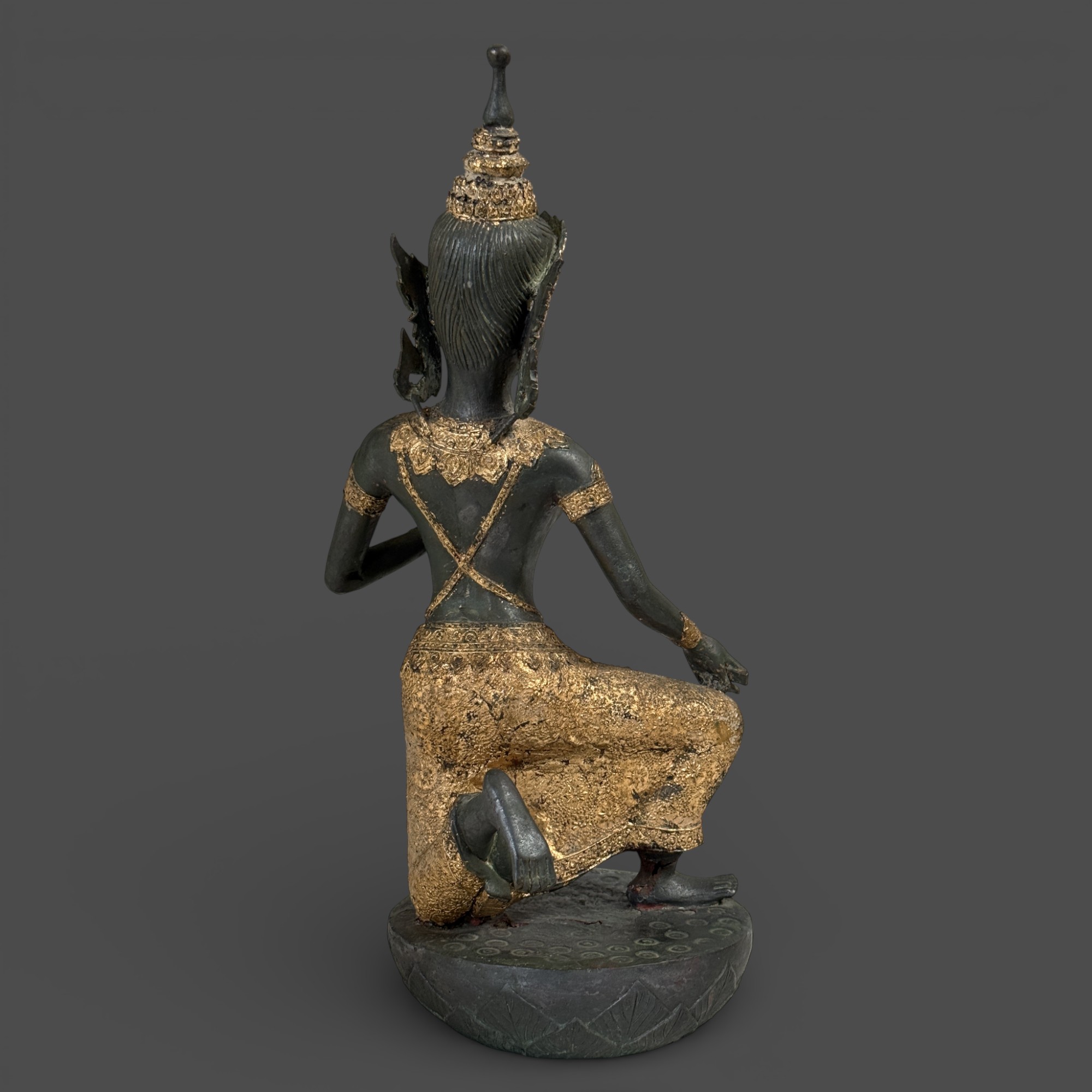 Thailand Tempeldiener Skulptur aus Bronze mit Lotusblume