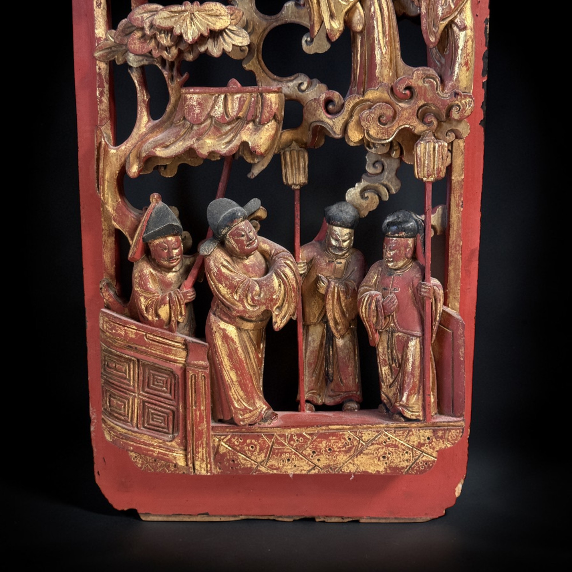 Chinesisches Holzrelief mit Schnitzereien und Vergoldung