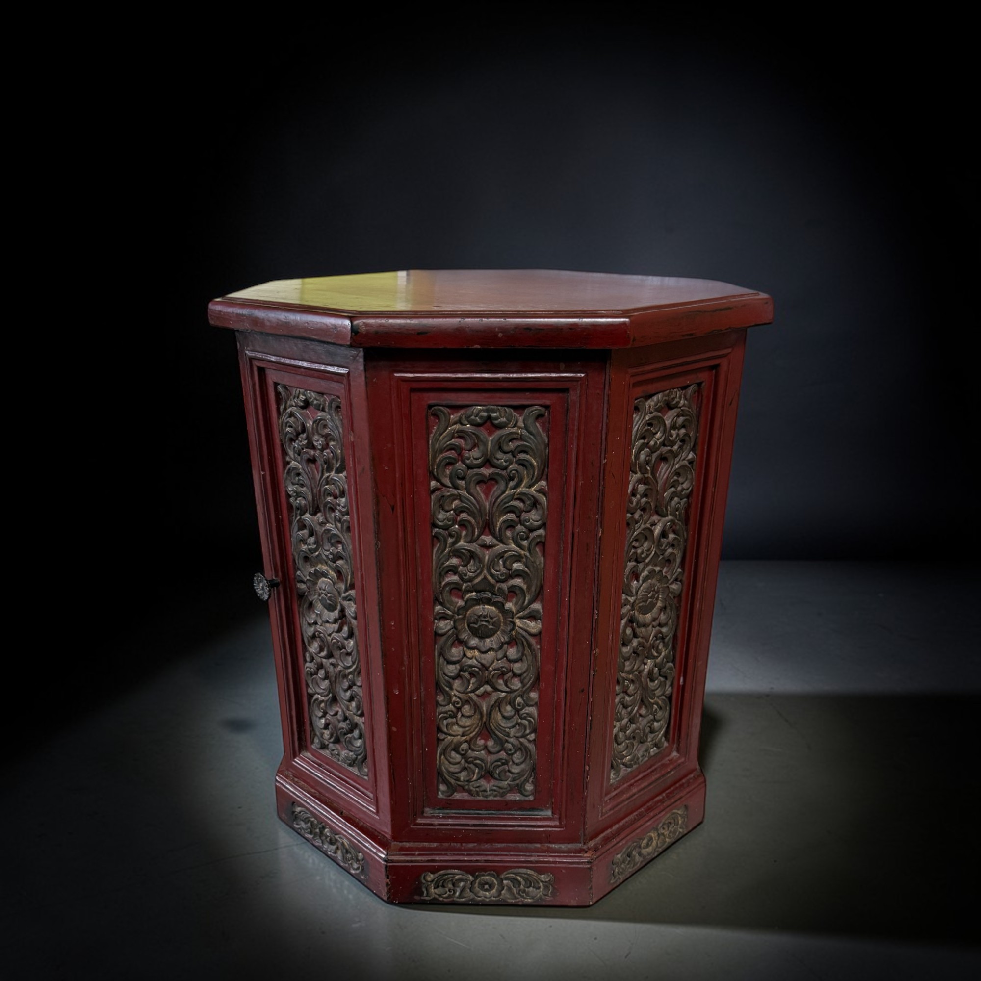 Alter chinesischer Beistellschrank Rot – Achteckig mit Schnitzereien 55cm