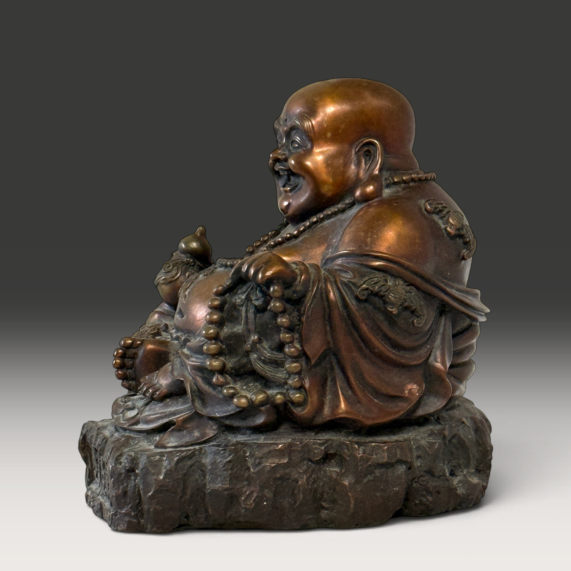 Happy Buddha Budai aus Bronze, China, Glücksbuddha mit Fledermäusen, 20 cm
