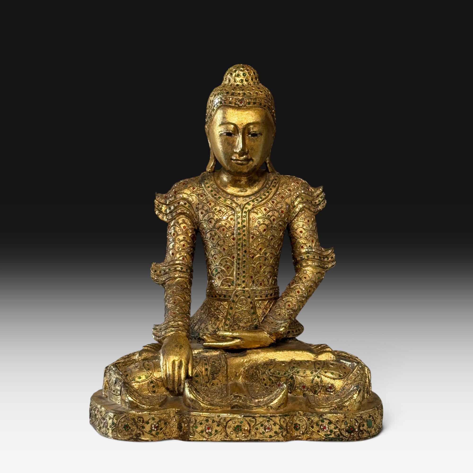 Mandalay Buddha aus Teakholz mit Blattvergoldung, Erdberührungsgeste, 56 cm