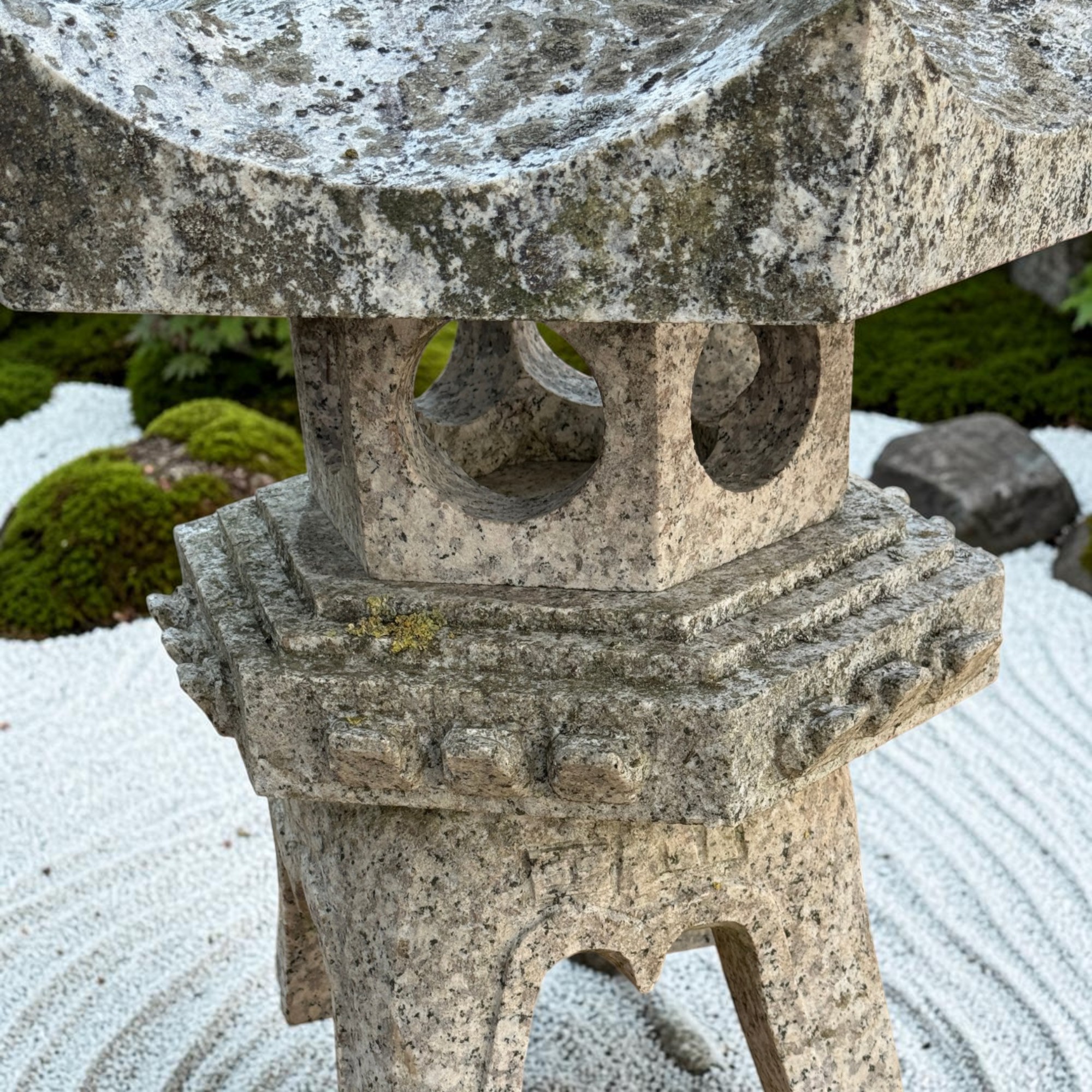Alte japanische Steinlaterne aus Granit mit Patina - 65 cm