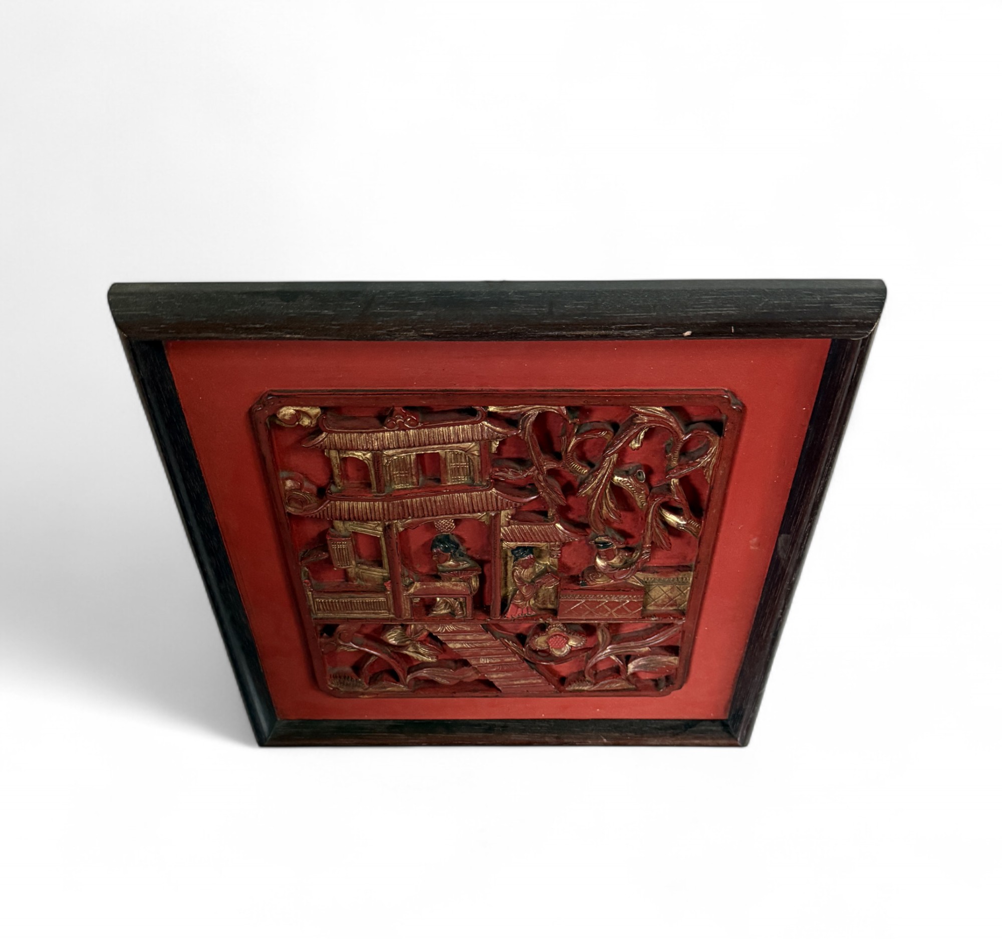 Chinesisches Holzrelief mit Restvergoldung – geschnitzte Wanddekoration